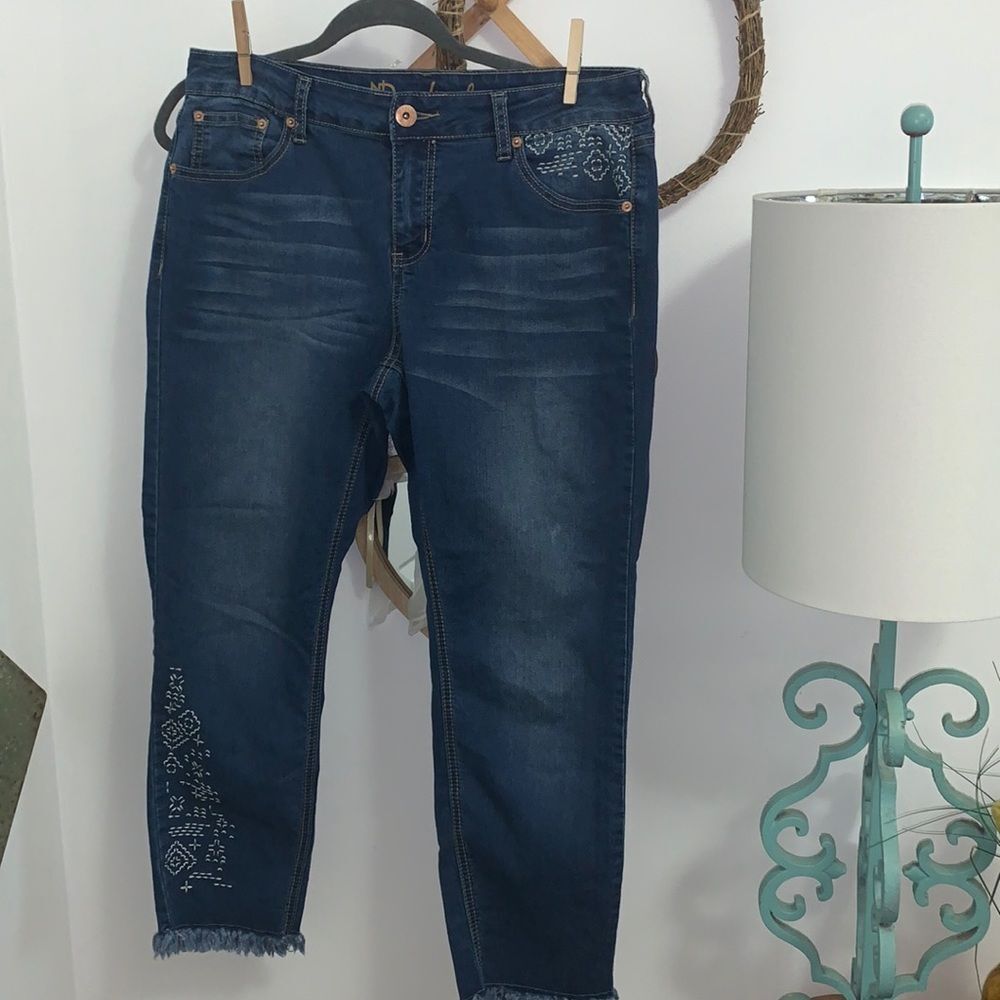New Directions ND Weekend Cropped Jeans 12 Blue Embroidered Frayed Hem Stretch